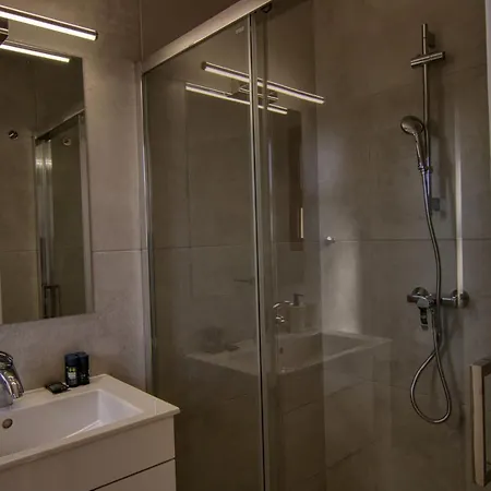 Phaedrus Living: Flat 104 פאפוס